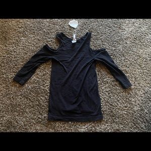 Black stretchy semi-long sleeve.